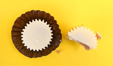 Sarı arka planda beyaz çikolata bonbonu, tatlı yemek teması.