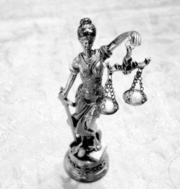 Kör Themis 'in heykeli boş pullar taşıyor mitolojik Yunan tanrıçası, adaletin sembolü..