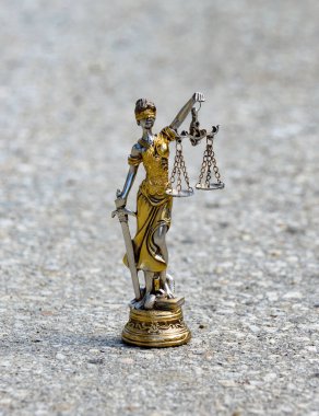 Kör Themis 'in heykeli boş pullar taşıyor mitolojik Yunan tanrıçası, adaletin sembolü..