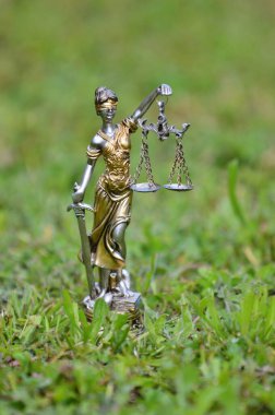 Kör Themis 'in heykeli boş pullar taşıyor mitolojik Yunan tanrıçası, adaletin sembolü..
