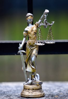Kör Themis 'in heykeli boş pullar taşıyor mitolojik Yunan tanrıçası, adaletin sembolü..