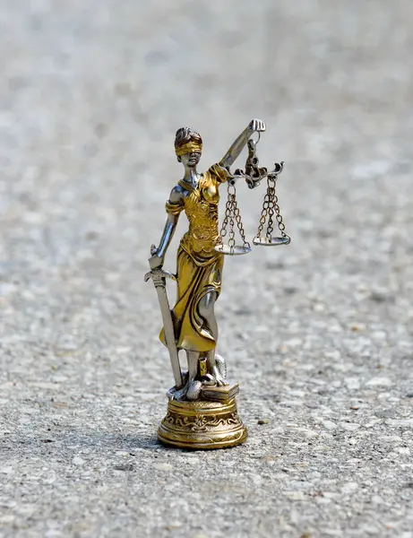 Kör Themis 'in heykeli boş pullar taşıyor mitolojik Yunan tanrıçası, adaletin sembolü..