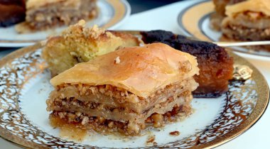 Tabakta ev yapımı baklava servis edilir..