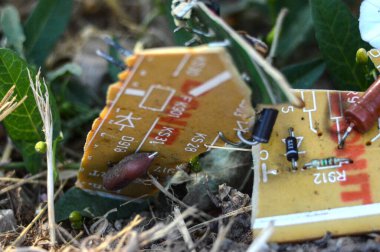 dökülen devre kartı kirliliği kavramı ve teması.