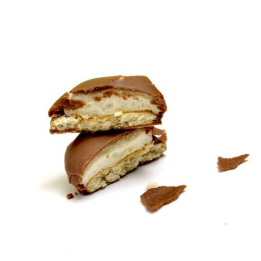 Beyaz arka planda çikolata kaplı lokum..