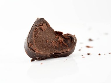 Beyaz arkaplanda çikolatalı bomba.,