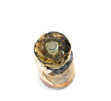 Beyaz, enerji ve kirlilik temasına paslı pil.