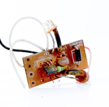 Kirli ve hasarlı eski devre kartı.