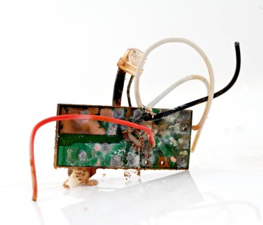 Kirli ve hasarlı eski devre kartı.