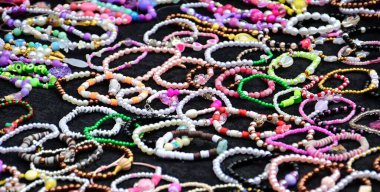 Bir pazarda renkli bilezikler bijuox.