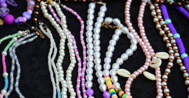 Bir pazarda renkli bilezikler bijuox.