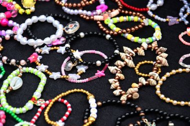 Bir pazarda renkli bilezikler bijuox.