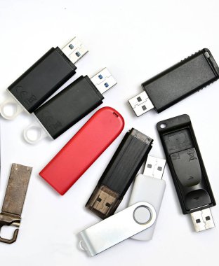 Beyaz arkaplandaki çeşitli USB flaş sürücüleri.