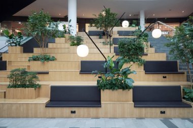 Mağazadaki dinlenme alanı merdiven boşluğu şeklinde.