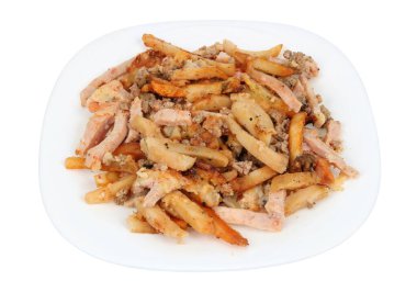 Kıyma ve jambonlu haşlanmış patates. Beyazda izole edilmiş