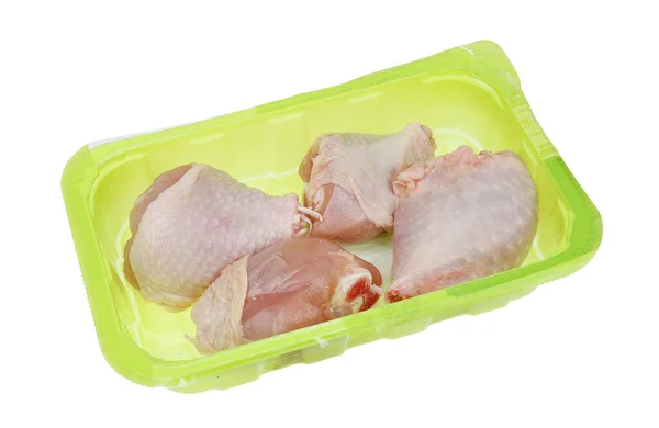Świeże Surowe Nóżki Kurczaka Zielonym Plastikowym Pojemniku Odizolowane Biało — Zdjęcie stockowe