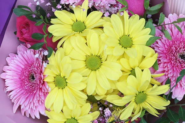 一束黄色和粉红色的花 与白种人隔离 — 图库照片