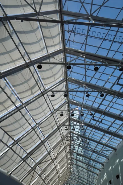 大きなショッピングセンターの屋根はガラスとスチールで作られています — ストック写真