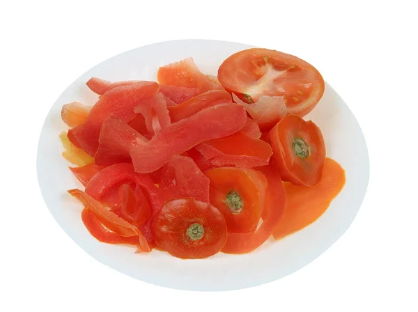 新鮮なトマトの皮はセラミックプレートにあります 白に隔離された — ストック写真