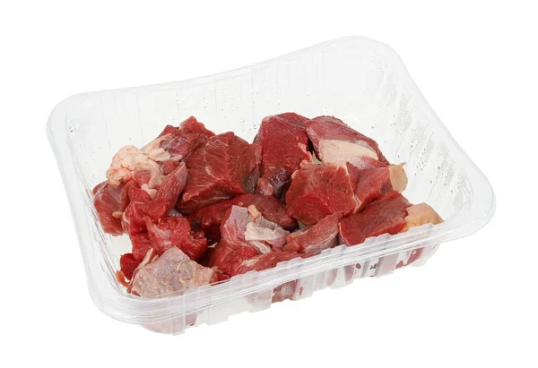 Schłodzone Kawałki Surowej Wołowiny Plastikowym Pojemniku Izolowanym Białym — Zdjęcie stockowe
