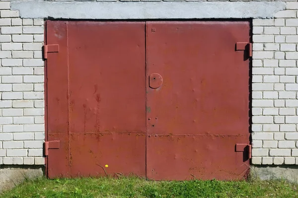 Kırsal Bir Tuğla Evde Demir Kapılar Kilitli — Stok fotoğraf