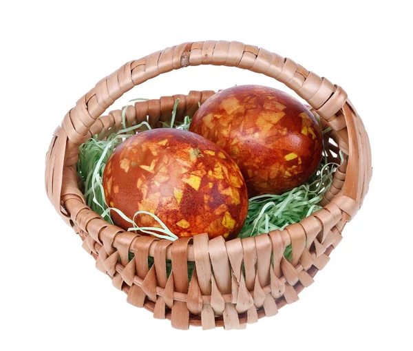 Два Пасхальных Яйца Самодельной Корзине Изолированный Макрос — стоковое фото
