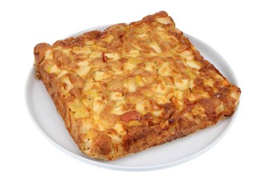 Yuvarlak tabakta kare şeklinde paskalya elmalı turtası. beyaz üzerinde izole