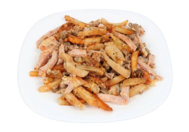 Kıyma ve jambonlu haşlanmış patates. Beyazda izole edilmiş