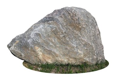 Yeşil çimlerin üzerindeki büyük gri granit taş izole