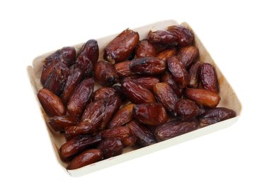 Beyaz bir kutuda kurutulmuş Mısır hurmaları.