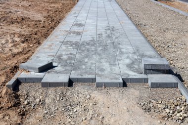 Yaya kaldırımının tamamlanmamış inşaatı