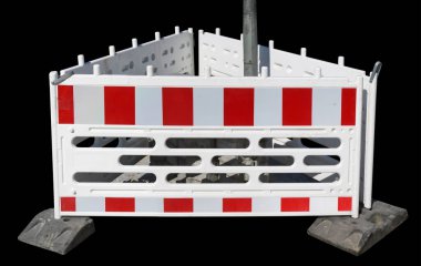 Onarımlar sırasında, ışık sinyali standart koruyucu plastik kalkanlarla çevrelenir. Siyah üzerine izole edilmiş.