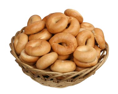 Hasır sepetin içinde ev yapımı simit var. Beyazda izole edilmiş