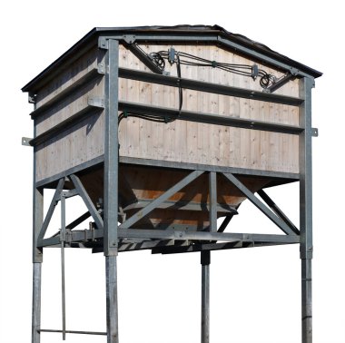 Kamyon gövdesine kargo yüklemek için terminal. Beyazda izole edilmiş