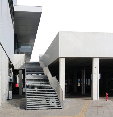 Yeni bir alışveriş merkezine giden metal merdiven. İzole edilmiş