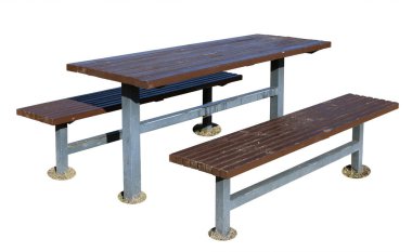 Eski püskü bir masa ve halka açık bir parkta barbekü için tezgahlar. Beyazda izole edilmiş