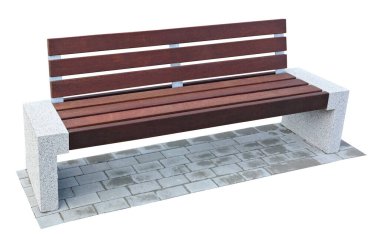 Beton yol kiremitleri üzerinde yeni, modern ahşap bir bank. Beyazda izole edilmiş