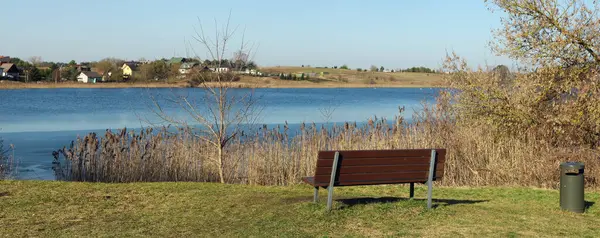 Relaxation Area Bench Shore Spring Lake Landscape — Stock Photo, Image