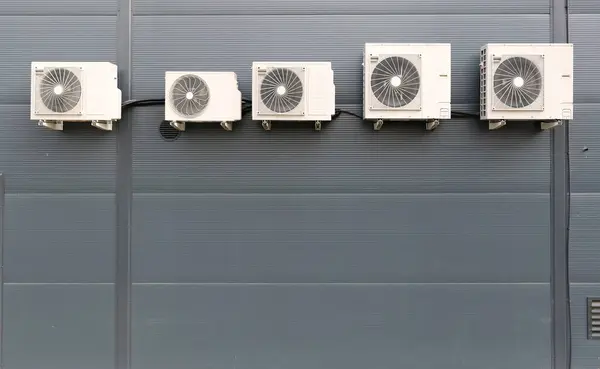 Fünf Klimaanlagen Der Wand Des Ladens Installiert lizenzfreie Stockbilder