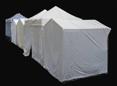 Sokaklarda mal satmak için tuvalin arka tarafında. Siyah üzerine izole edilmiş.