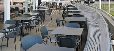 Standart masa ve sandalyeli boş sokak kafesi