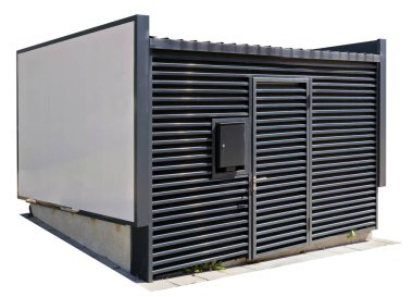 Transformatör elektrik kulübesinin duvarına boş ilan panosu asılmış. Beyazda izole edilmiş