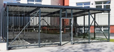 Mobiletler ve bisikletler için modern cam park yeri