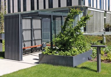 Modern yeşil dinlenme alanı ofis binasının yanında.