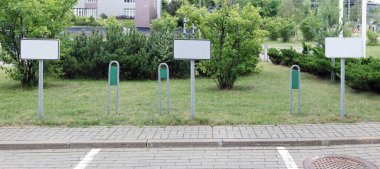 Modern şehir ofisinin yakınındaki rezerve edilmiş park yerleri.