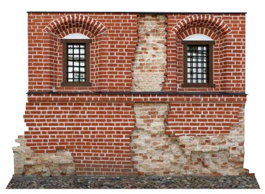 Eski harabe duvar modern tuğlalarla restore edildi. Beyazda izole edilmiş
