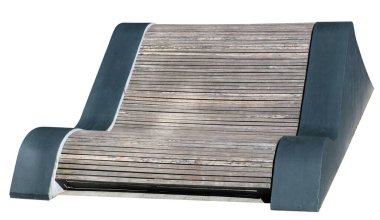 Beton ve ahşaptan yapılmış güneş banyosu tezgahı. Beyazda izole edilmiş 