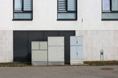 Konut binasının yakınındaki modern elektrik dağıtım kutuları.