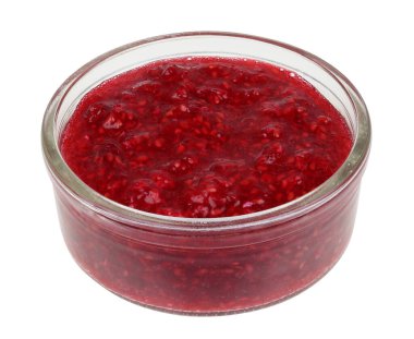 Kırmızı ahududu reçeli şeffaf bir kasede yalıtılmış bir makro.