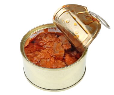 Beyaz makroda izole edilmiş salsa soslu açık kalamar konservesi.